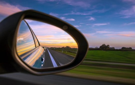 Quale è la reale funzione dello specchietto retrovisore?