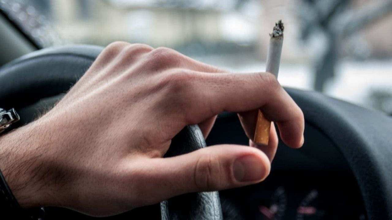 fumare in auto