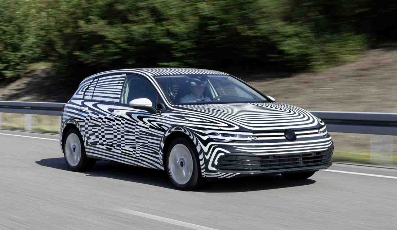 Nuova Golf 2025, interni rinnovati e motore 100 elettrico ecco il