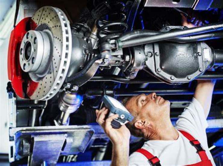 Portare il veicolo in officina per una diagnosi e riparazione tempestiva