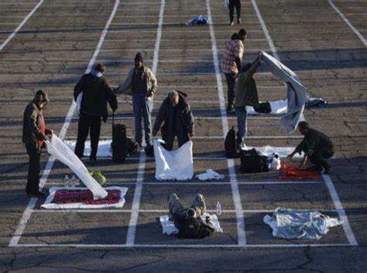 Occupare abusivamente il suolo stradale è una violazione del Codice della Strada