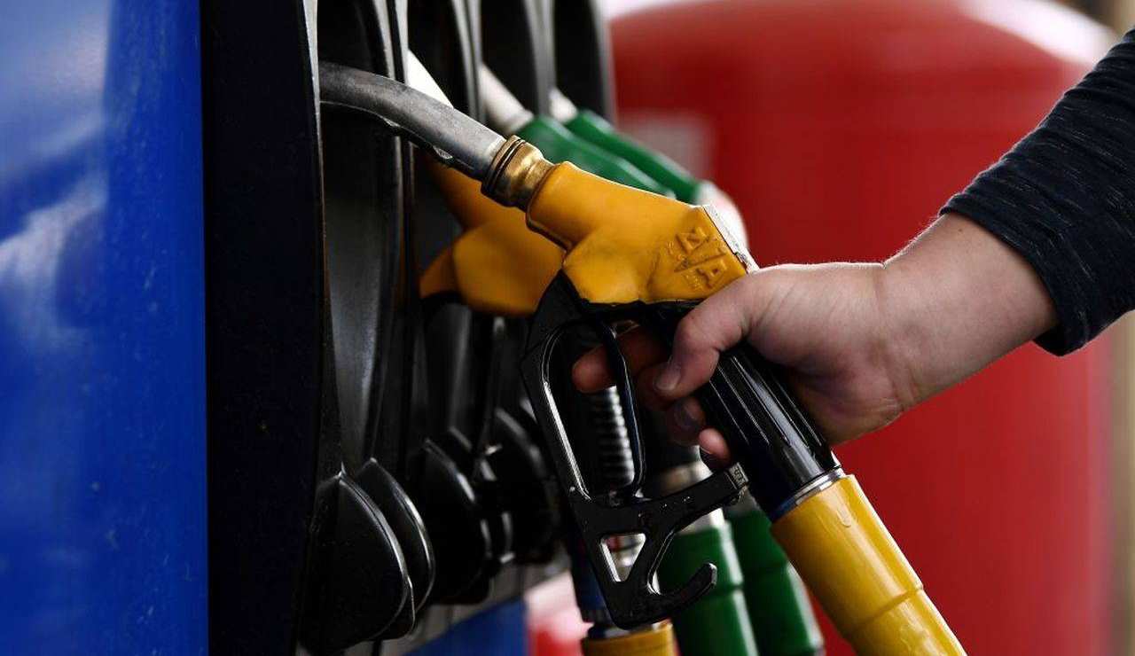 Schizzano i prezzi del carburante 
