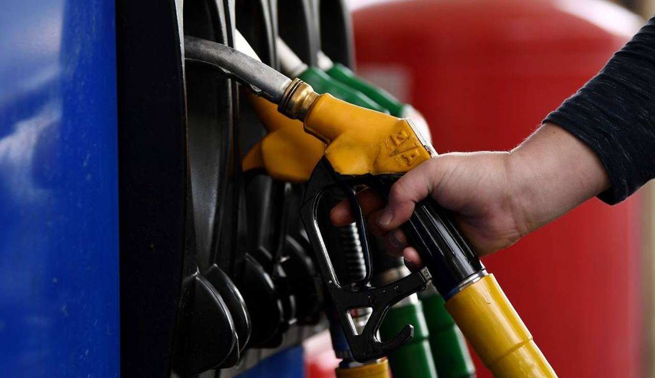 Schizzano i prezzi del carburante