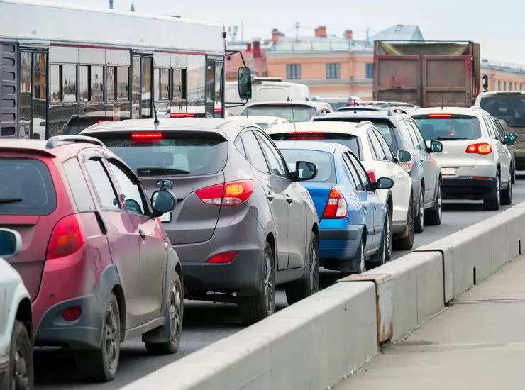Auto in colonna per il traffico