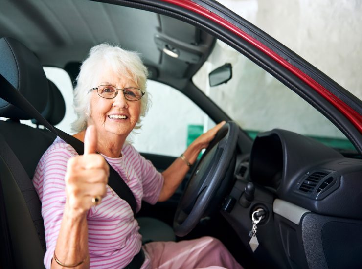 Anziana al volante