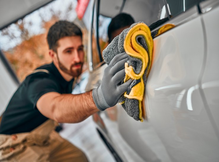 Il trucco a costo zero per eliminare i graffi dall'auto: in pochi minuti  torna nuova