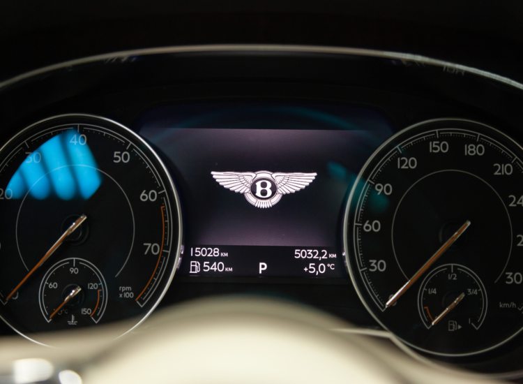Gli interni della Bentley Bentayga S Hybrid - depositphotos.com - giornalemotori.it