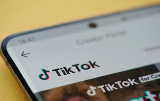 Il social network TikTok - fonte depositphotos.com - giornalemotori.it