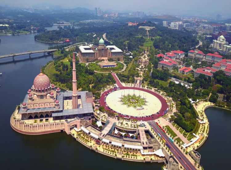 La città di Putrajaya, in Malesia - fonte depositphotos.com - giornalemotori.it