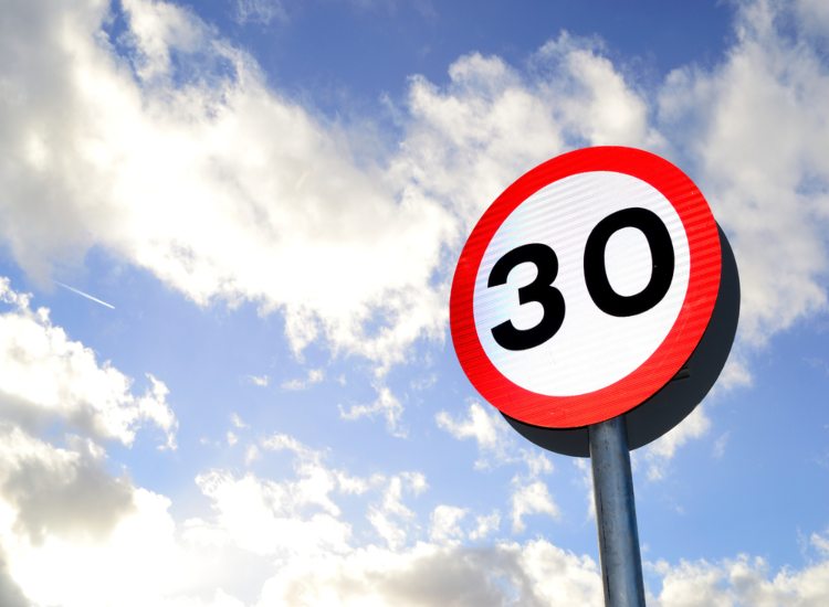 Limite di velocità a trenta chilometri orari - depositphotos.com - giornalemotori.it