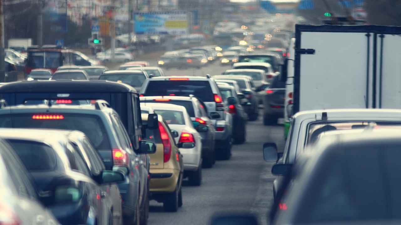 Traffico in città - fonte depositphotos.com - giornalemotori.it