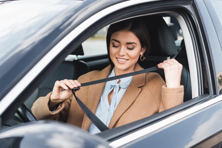 cappotto auto interno cintura donna - Depositphotos.com - giornalemotori.it