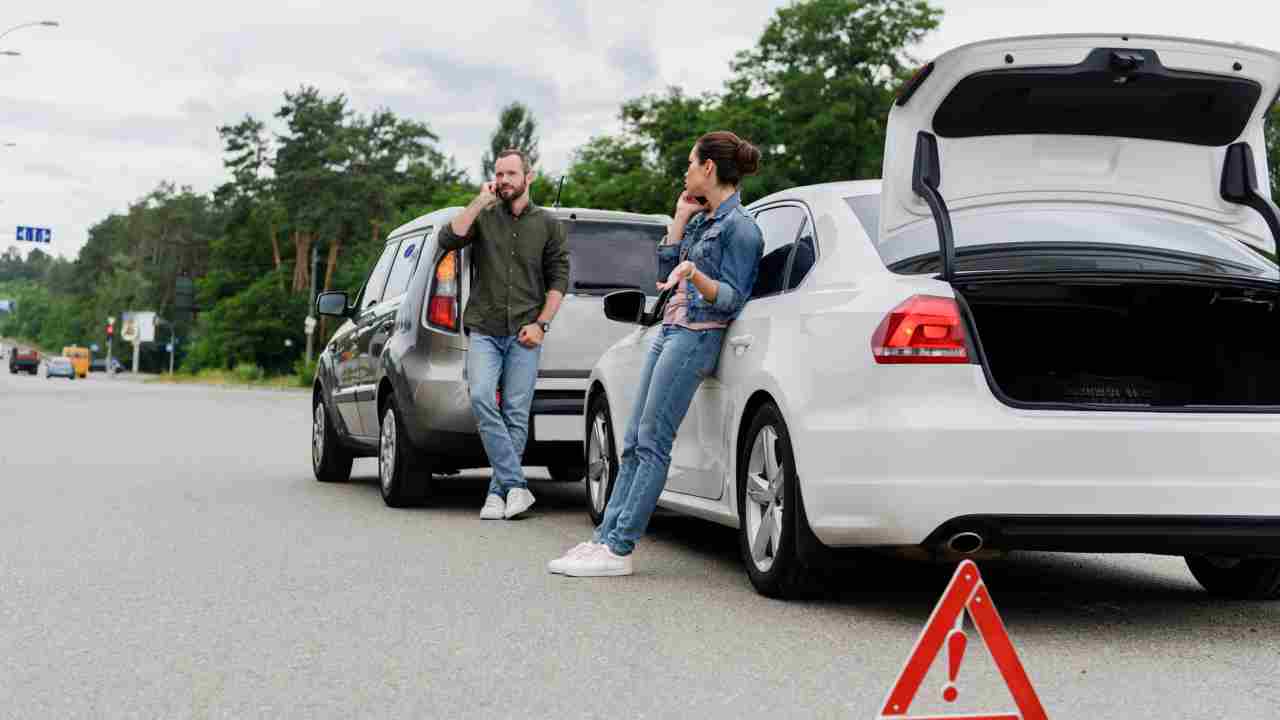 sicurezza auto incidente triangolo - Depositphotos.com - giornalemotori.it