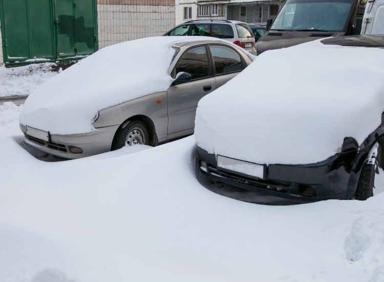 Auto coperte dalle neve - fonte depositphotos.com - giornalemotori.it