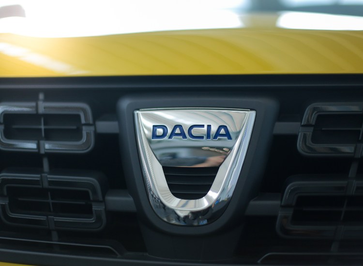 Il logo della Dacia - fonte Corporate+ - giornalemotori.it