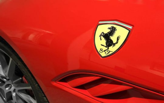 Il logo della Ferrari - fonte depositphotos.com - giornalemotori.it