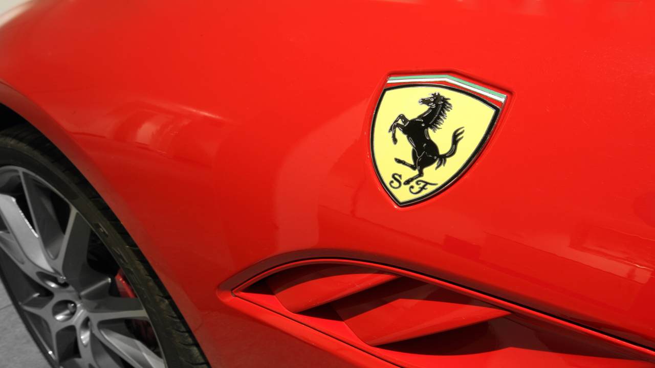 Il logo della Ferrari - fonte depositphotos.com - giornalemotori.it