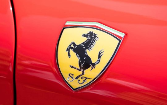 Il logo della Ferrari - fonte stock.adobe - giornalemotori.it