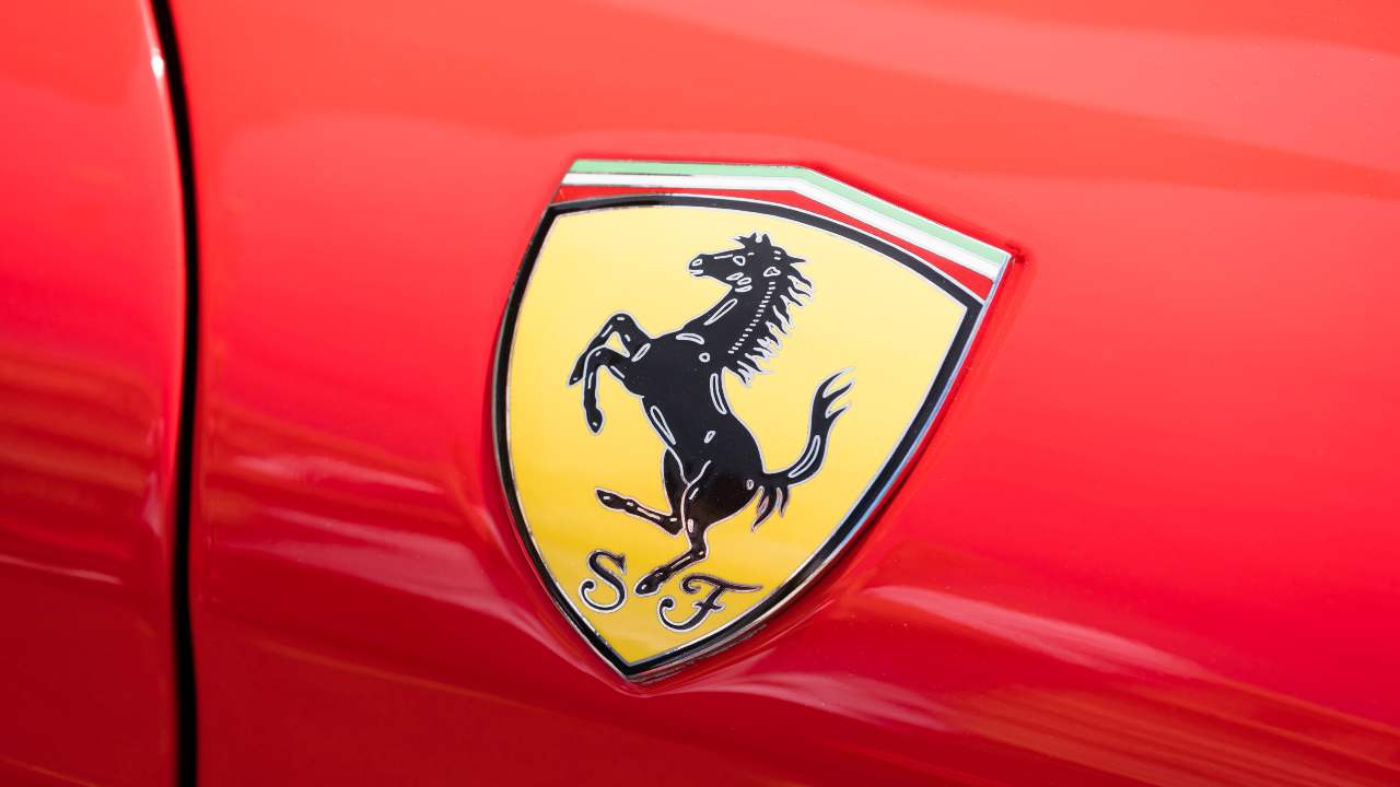 Il logo della Ferrari - fonte stock.adobe - giornalemotori.it