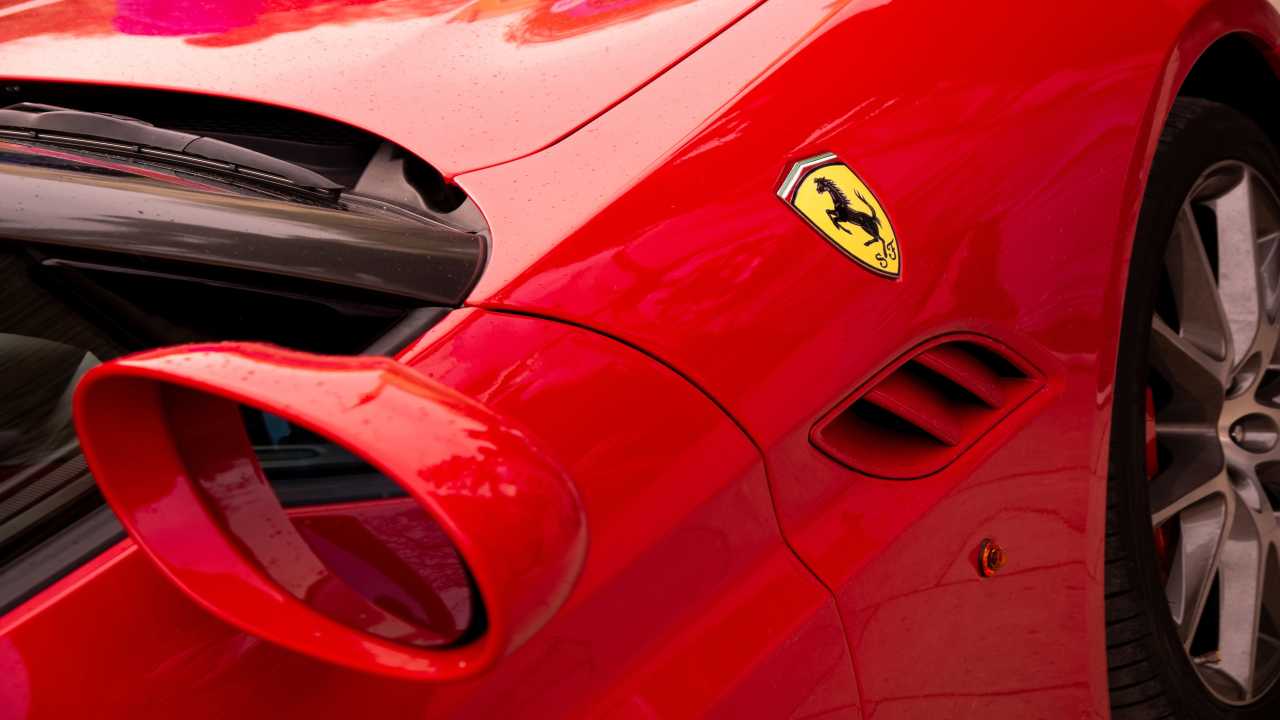 Il logo di una Ferrari - fonte depositphotos.com - giornalemotori.it