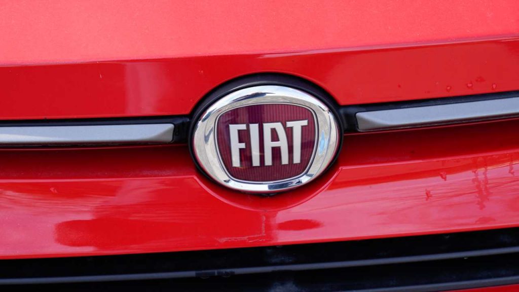 Il logo di un'auto Fiat - fonte depositphotos.com - giornalemotori.it