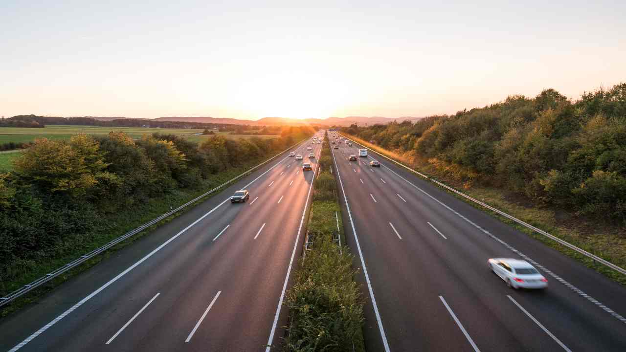 Nuove regole per autostrada e superstrada - fonte Corporate+ - giornalemotori.it