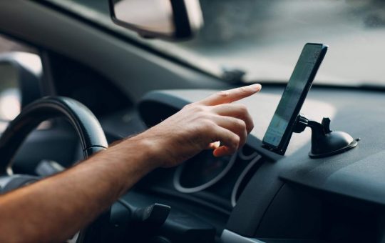 Usare il telefono in auto - fonte stock.adobe - giornalemotori.it