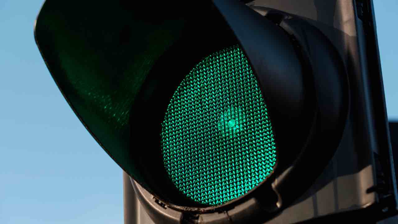 semaforo-verde-stop-Depositphotos.com-giornalemotori.it