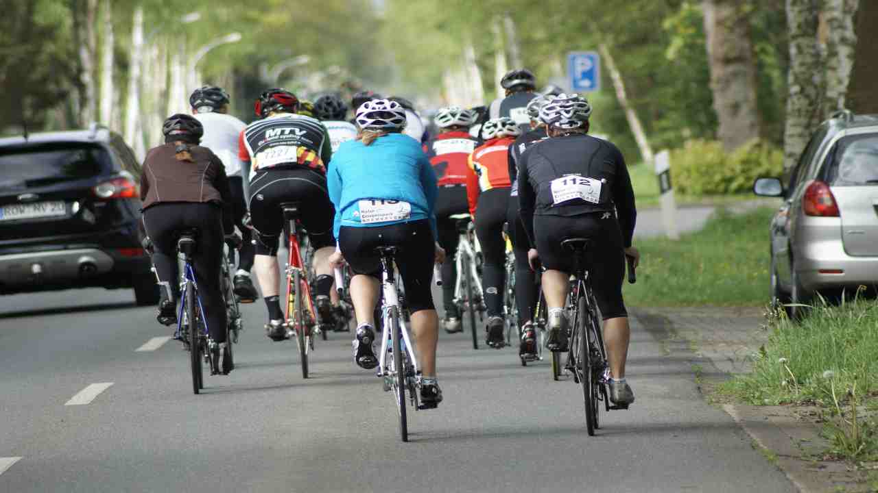 Alcuni ciclisti in strada - fonte depositphotos.com - giornalemotori.it