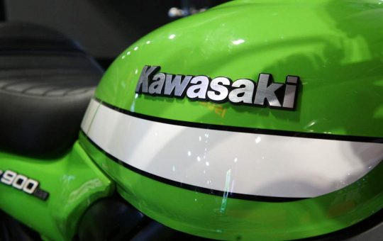Il logo della Kawasaki su una moto - fonte depositphotos.com - giornalemotori.it