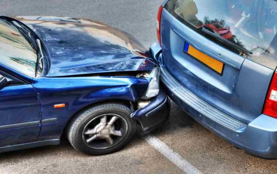 Incidente tra due auto in un parcheggio - fonte depositphotos.com - giornalemotori.it