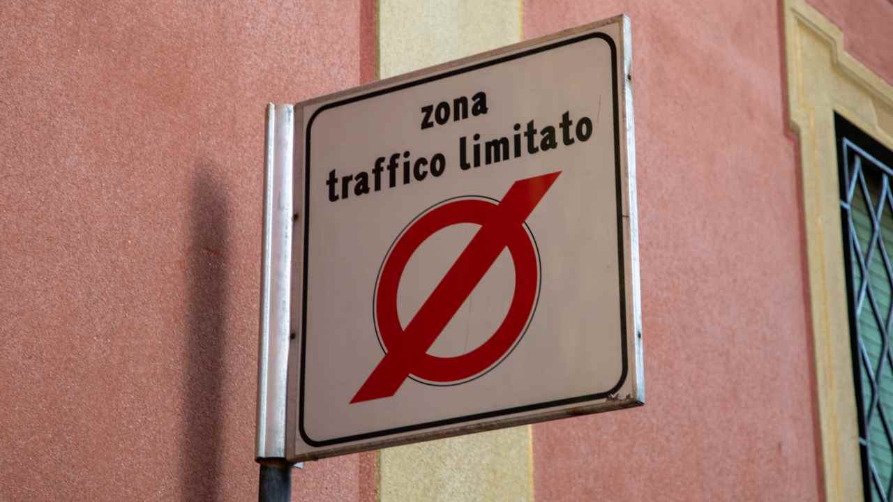 Le nuove regole per le zone a traffico limitato - fonte depositphotos.com - giornalemotori.it