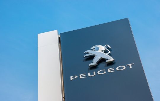 L'insegna della Peugeot - fonte depositphotos.com - giornalemotori.it