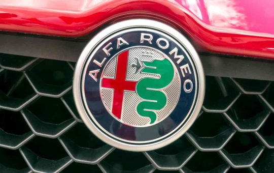 Lo stemma di un'auto della Alfa Romeo - fonte depositphotos.com - giornalemotori.it