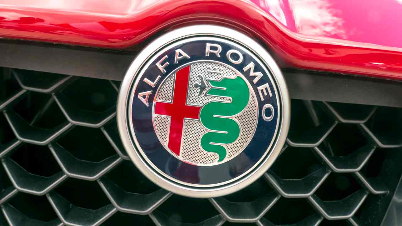 Lo stemma di un'auto della Alfa Romeo - fonte depositphotos.com - giornalemotori.it