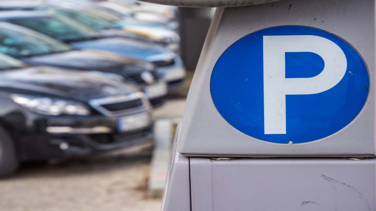 Parcheggio a pagamento nelle strisce blu - fonte depositphotos.com - giornalemotori.it