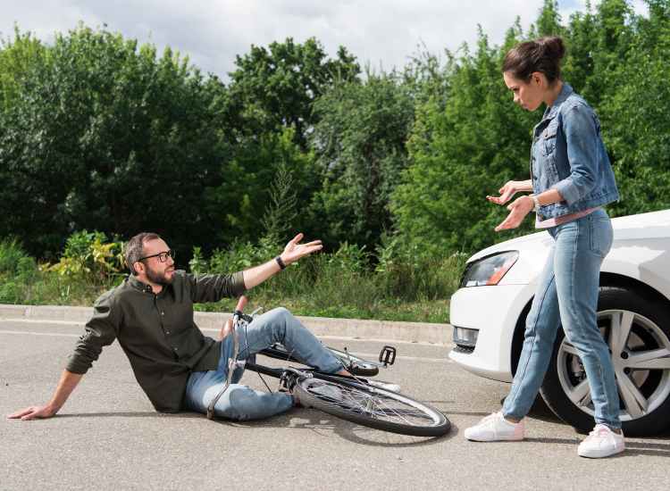 Un incidente tra un'auto e una bicicletta - fonte depositphotos.com - giornalemotori.it