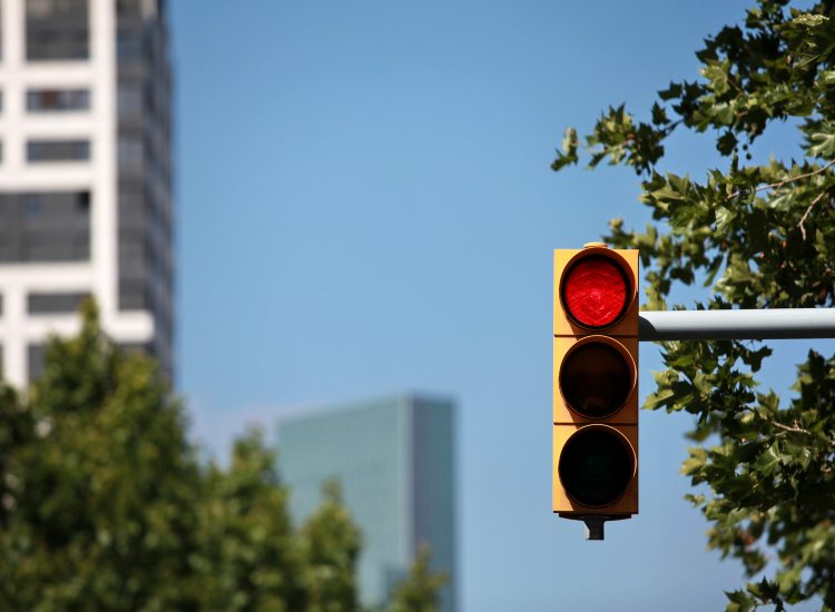Un semaforo con la luce rossa - fonte depositphotos.com - giornalemotori.it