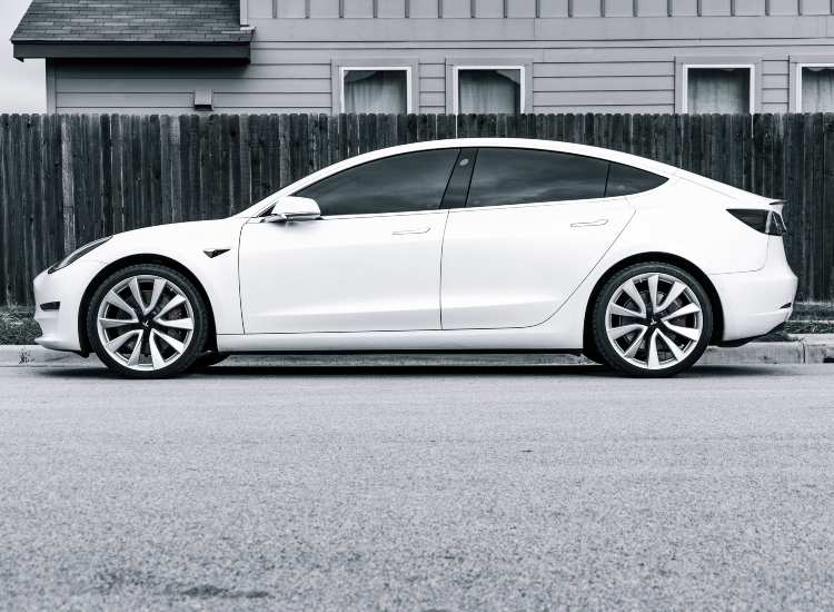 Una Tesla Model Y parcheggiata - fonte depositphotos.com - giornalemotori.it