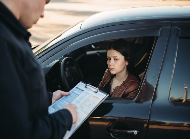 Una giovane automobilista viene multata - fonte depositphotos.com - giornalemotori.it