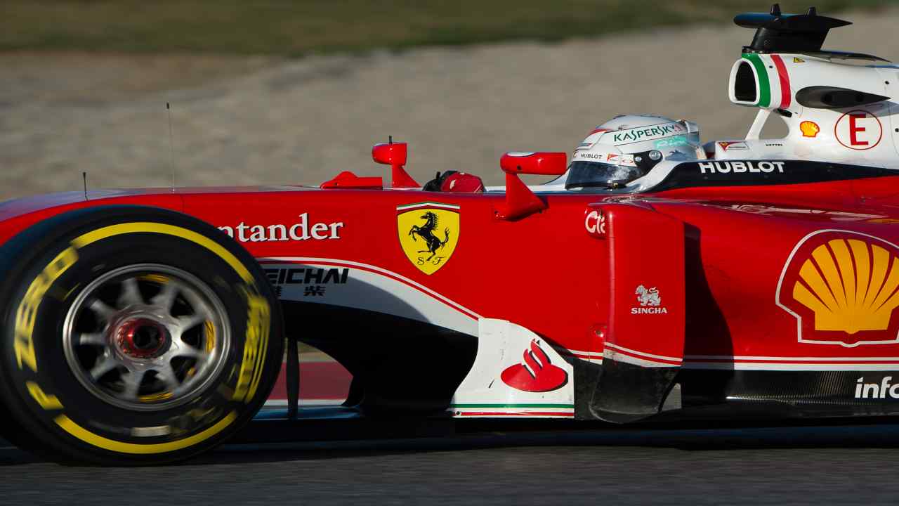 Una monoposto della Ferrari in pista - fonte depositphotos.com - giornalemotori.it