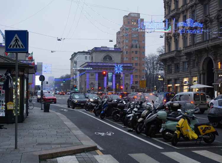 Alcune moto parcheggiate a Milano - fonte stock.adobe - giornalemotori.it