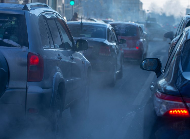 Auto in città e livelli di smog - fonte depositphotos.com - giornalemotori.it
