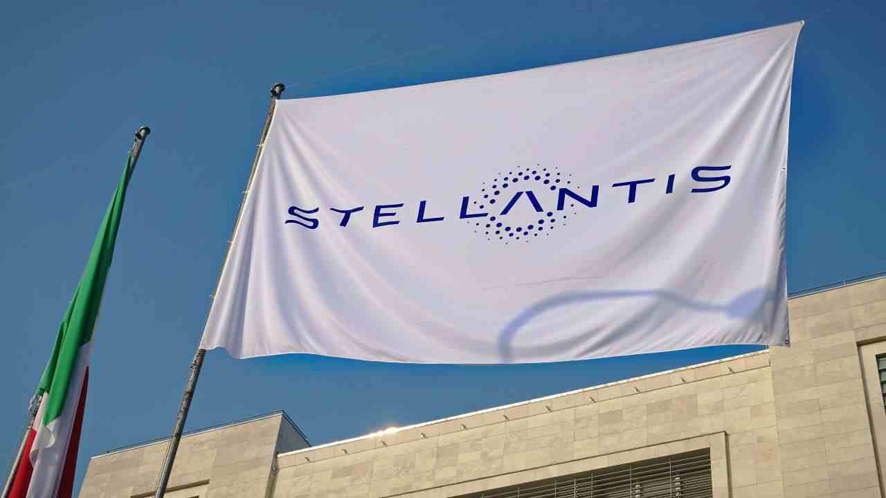 Continua la crisi tra Stellantis e il governo italiano - fonte stock.adobe - giornalemotori.it