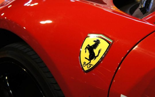 Ferrari, arriva la novità che rivoluziona il mercato - fonte stock.adobe - giornalemotori.it