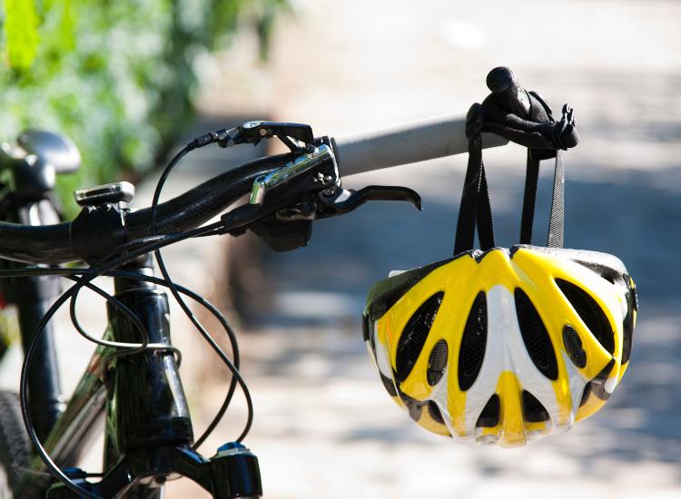 Il casco di una bicicletta appeso al manubrio - fonte stock.adobe - giornalemotori.it