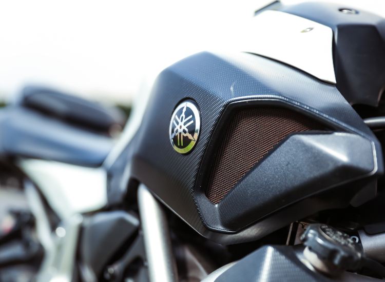 Il logo della Yamaha sopra una moto - fonte stock.adobe - giornalemotori.it