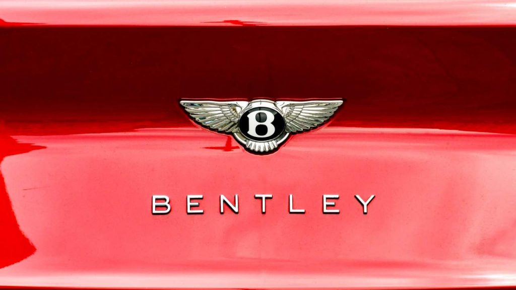 Il logo di un'auto della Bentley - fonte depositphotos.com - giornalemotori.it