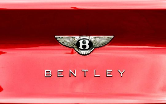 Il logo di un'auto della Bentley - fonte depositphotos.com - giornalemotori.it