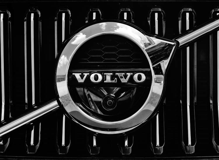 Il logo di un'auto della Volvo - fonte stock.adobe - giornalemotori.it